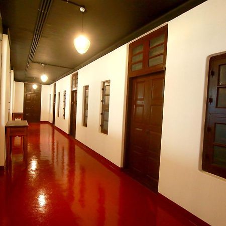 The Metro Pod - Backpackers A/C Dormitory Kochi ภายนอก รูปภาพ