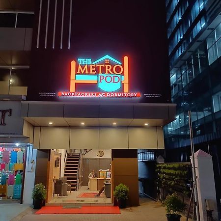 The Metro Pod - Backpackers A/C Dormitory Kochi ภายนอก รูปภาพ