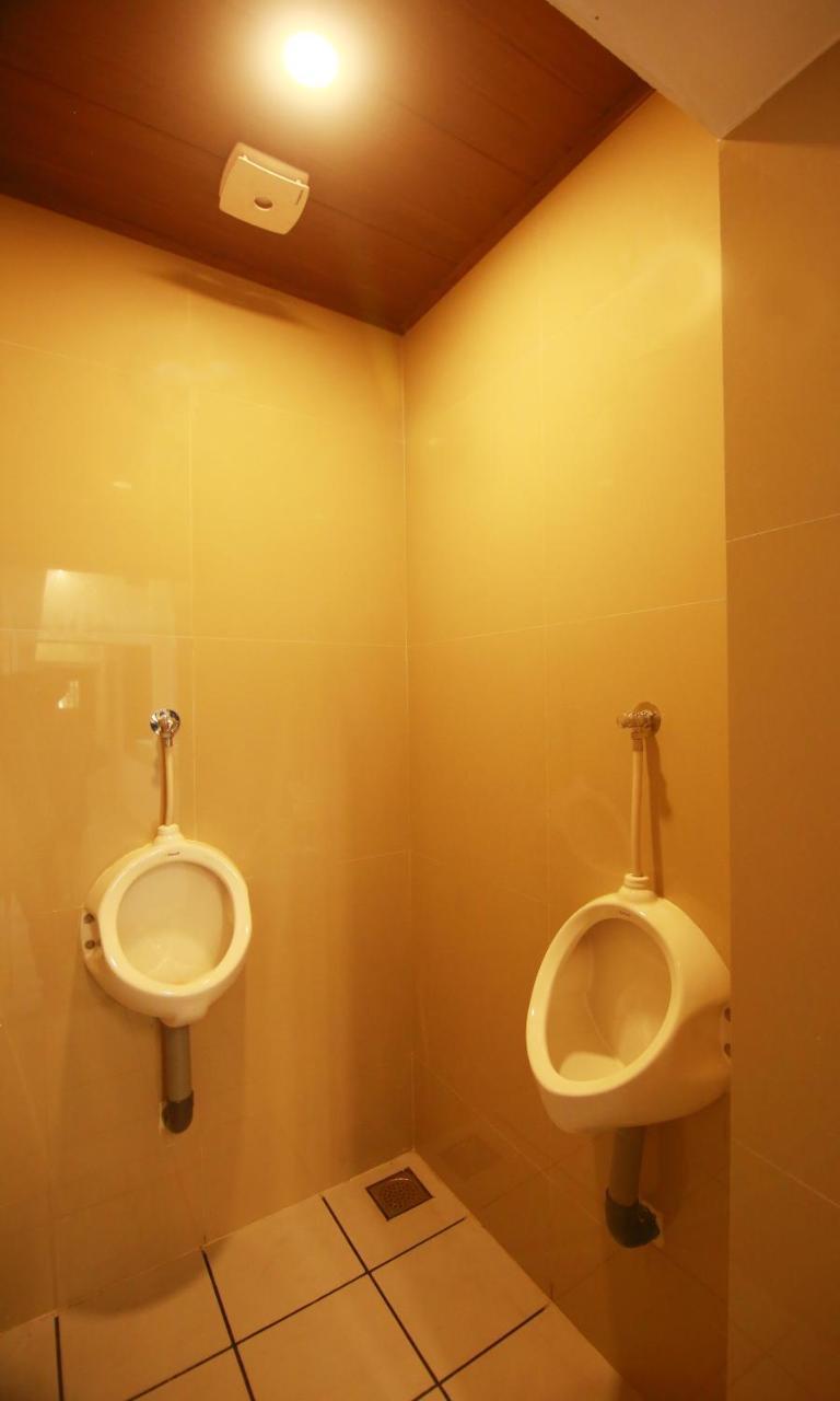 The Metro Pod - Backpackers A/C Dormitory Kochi ภายนอก รูปภาพ