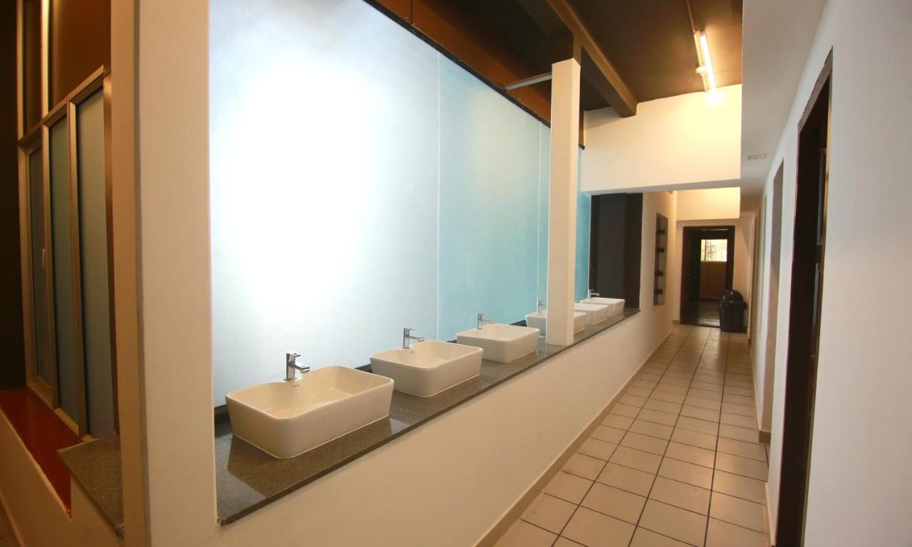 The Metro Pod - Backpackers A/C Dormitory Kochi ภายนอก รูปภาพ
