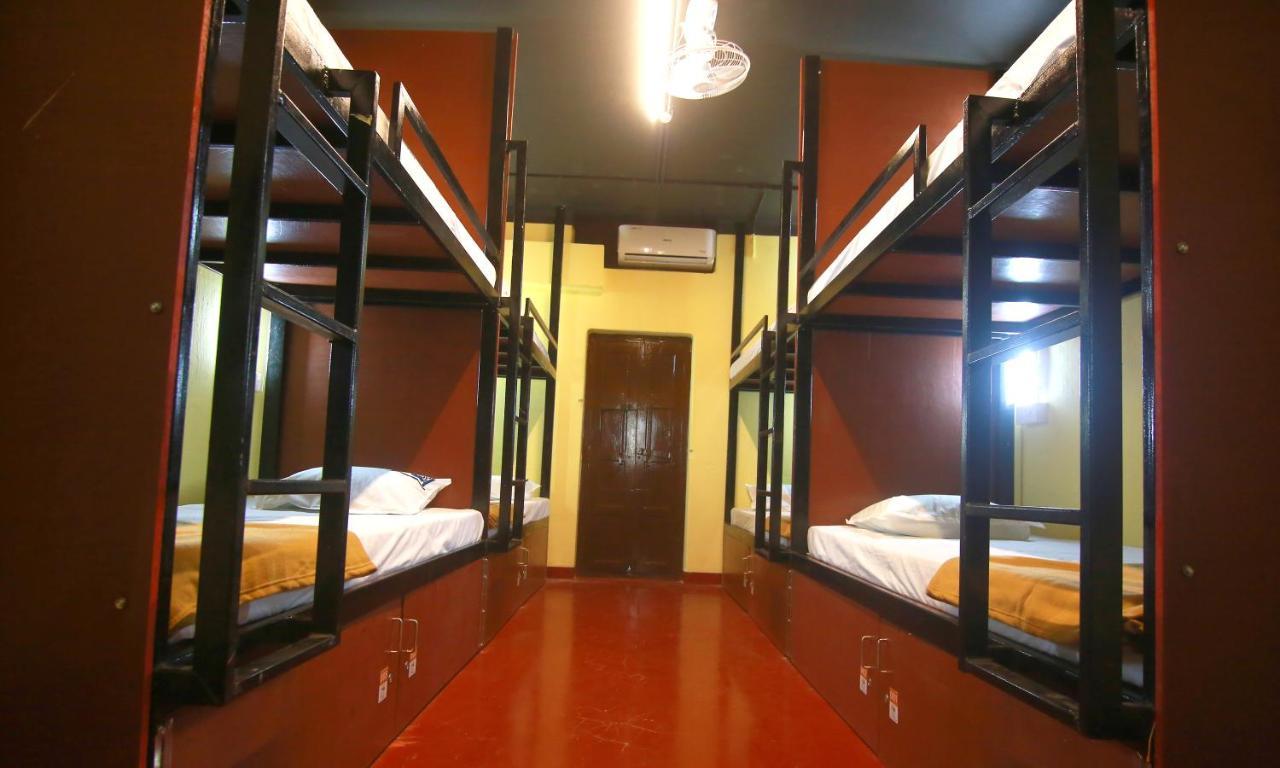 The Metro Pod - Backpackers A/C Dormitory Kochi ภายนอก รูปภาพ