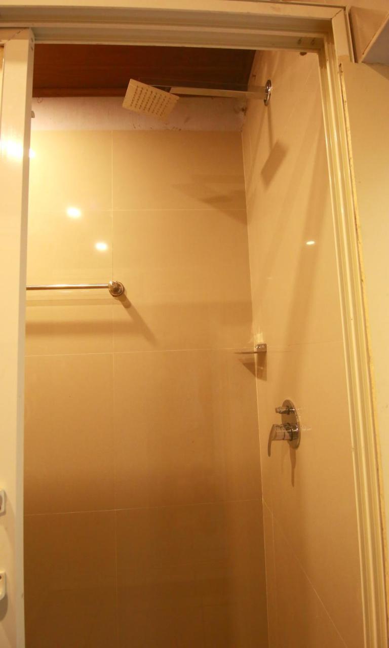 The Metro Pod - Backpackers A/C Dormitory Kochi ภายนอก รูปภาพ