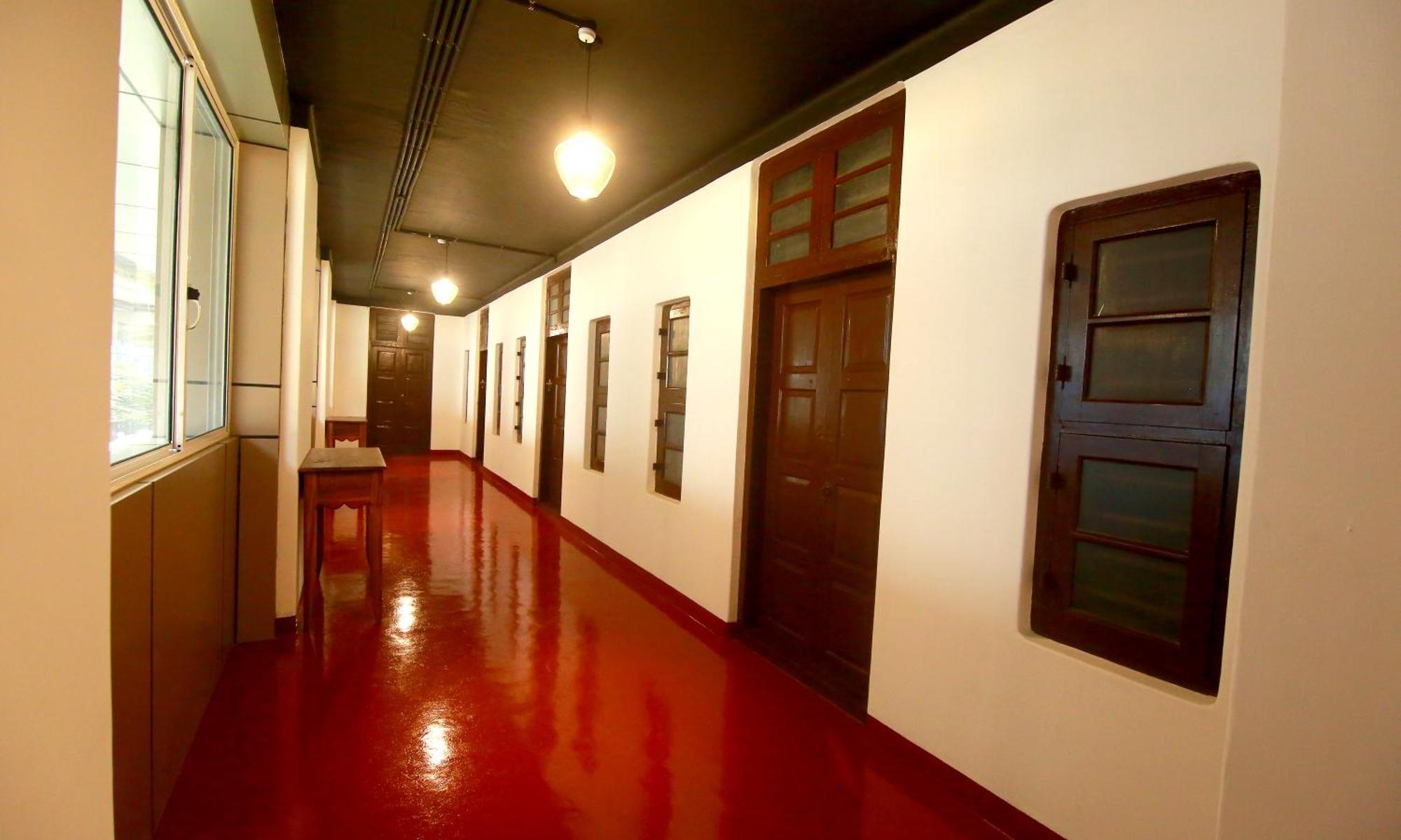 The Metro Pod - Backpackers A/C Dormitory Kochi ภายนอก รูปภาพ