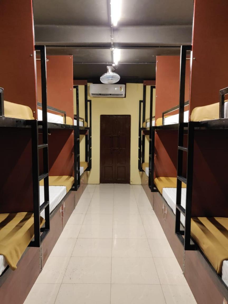 The Metro Pod - Backpackers A/C Dormitory Kochi ภายนอก รูปภาพ