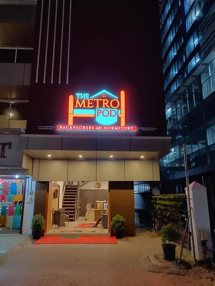 The Metro Pod - Backpackers A/C Dormitory Kochi ภายนอก รูปภาพ