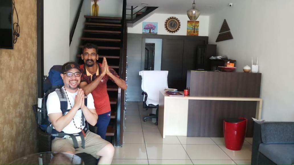 The Metro Pod - Backpackers A/C Dormitory Kochi ภายนอก รูปภาพ
