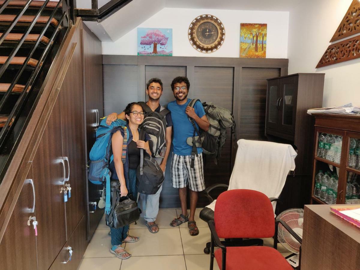 The Metro Pod - Backpackers A/C Dormitory Kochi ภายนอก รูปภาพ