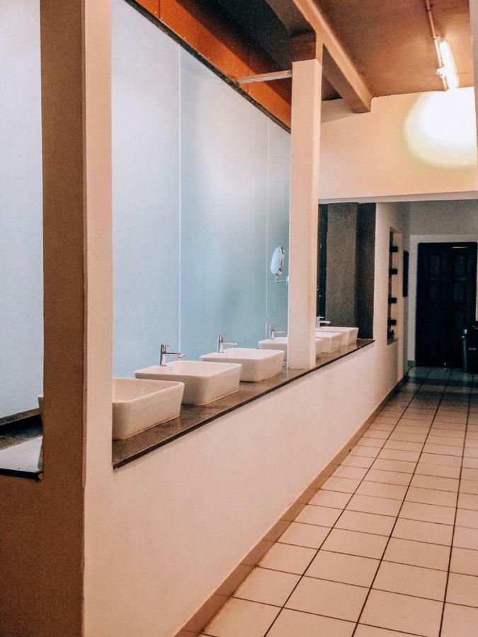 The Metro Pod - Backpackers A/C Dormitory Kochi ภายนอก รูปภาพ