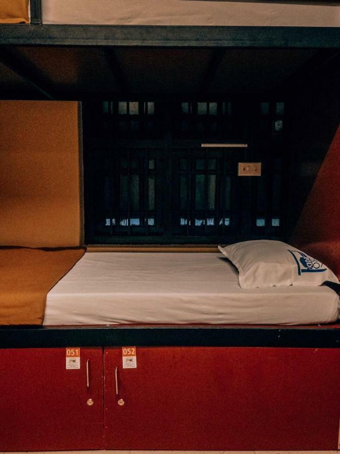 The Metro Pod - Backpackers A/C Dormitory Kochi ภายนอก รูปภาพ