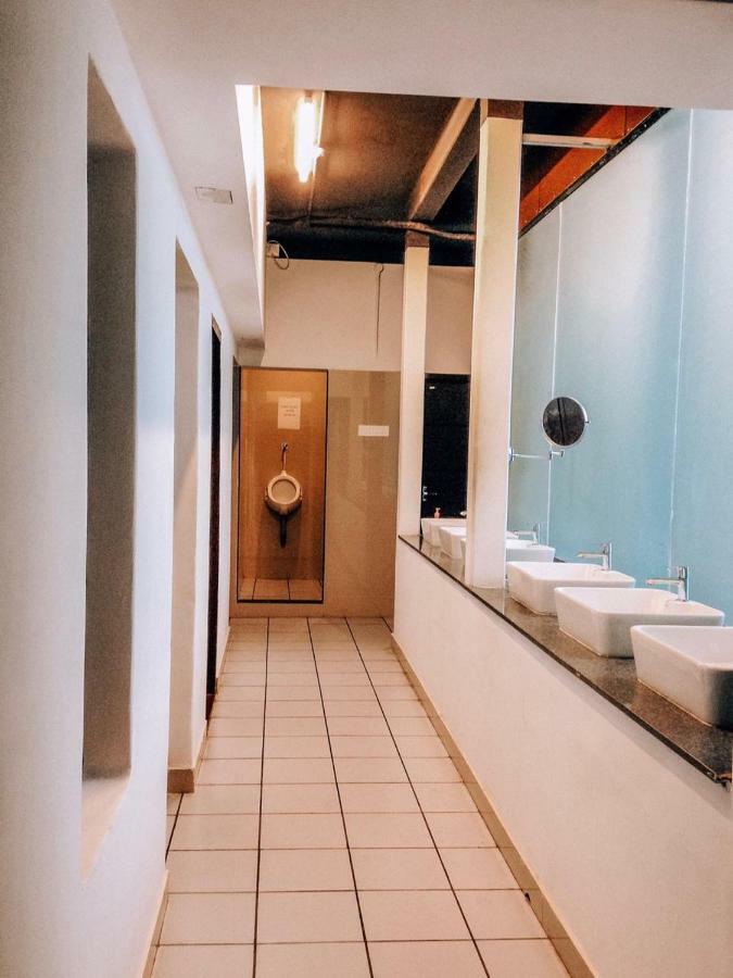 The Metro Pod - Backpackers A/C Dormitory Kochi ภายนอก รูปภาพ