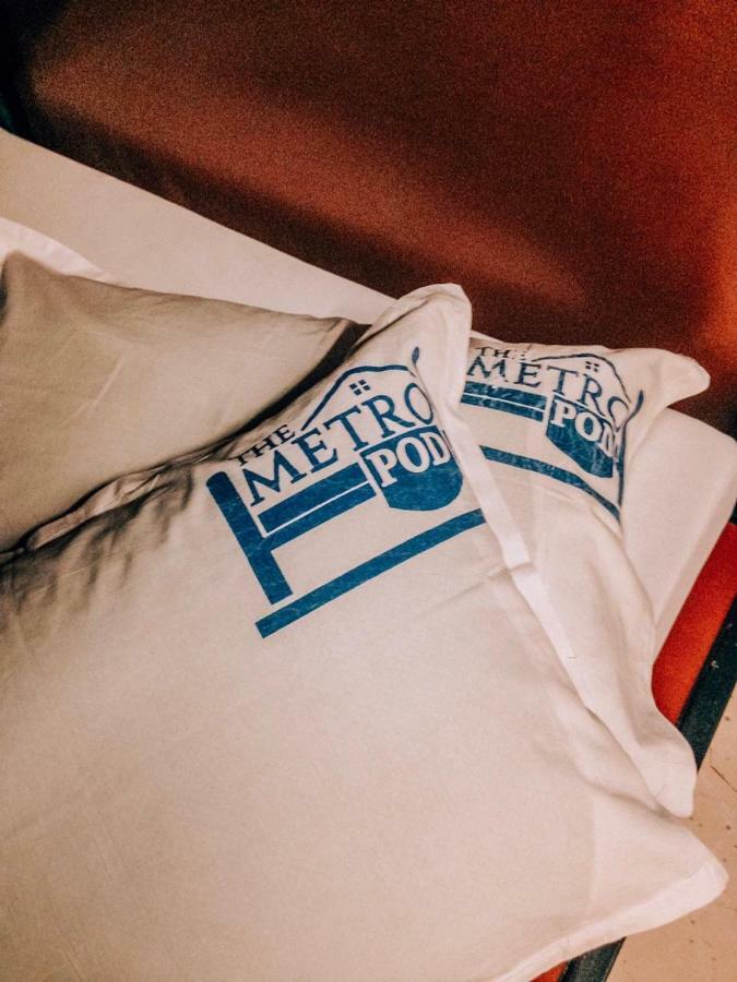 The Metro Pod - Backpackers A/C Dormitory Kochi ภายนอก รูปภาพ