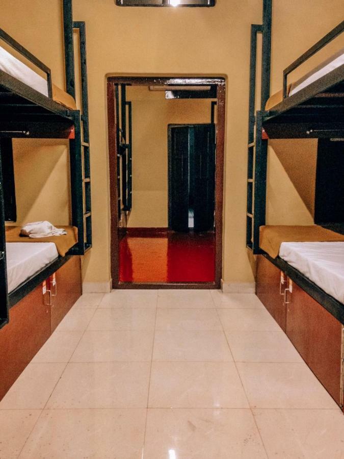 The Metro Pod - Backpackers A/C Dormitory Kochi ภายนอก รูปภาพ