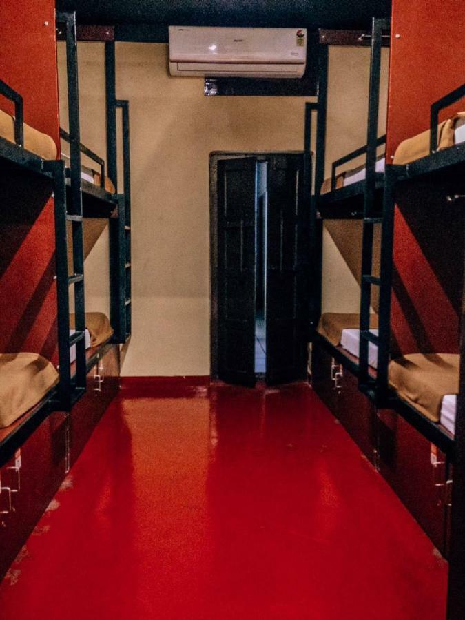 The Metro Pod - Backpackers A/C Dormitory Kochi ภายนอก รูปภาพ